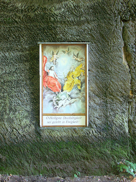 Bild der Hl. Dreifaltigkeit am Felsen nahe der Kapelle.