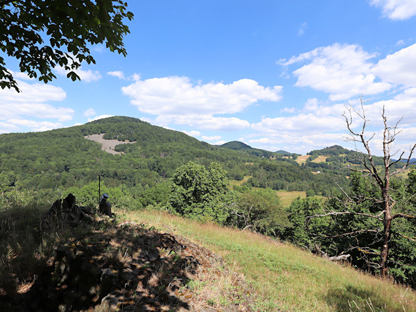 Výhled z vrcholu kopce na Studenec, Javorek a Zlatý vrch.