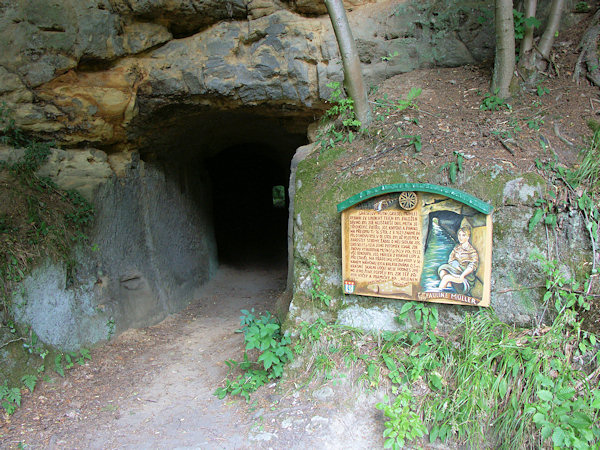 Tunel starého vodního náhonu k niťárně.