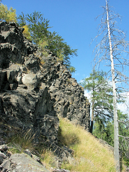 Jeden ze skalních ostrohů na jižním svahu kopce.