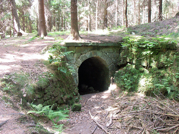 Portál starého tunelu nad bývalou tkalcovnou.