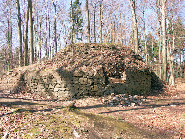 Reste der steinernen Grundmauern des Burgturmes.