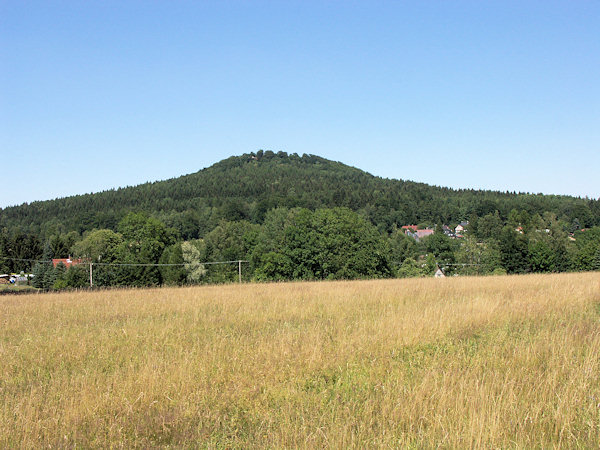 Pohled na Vlčí horu od Kamenného vrchu.