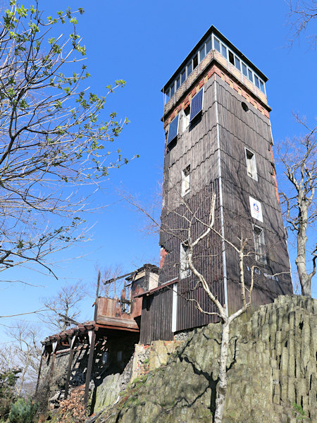 Der Aussichtsturm mit angebauter Hütte nach dem Brand vom 4. April 2023.