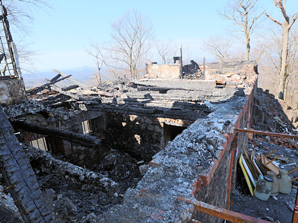 Zbytky vyhořelé chaty po požáru 4. dubna 2023.