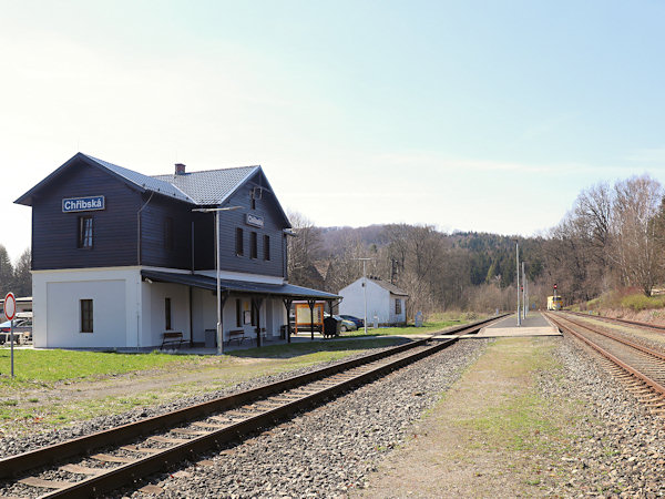 Železniční stanice Chřibská leží daleko od města v lesích pod Plešivcem. Budova nádraží byla v roce 2021 pěkně zrenovována.
