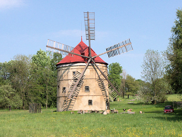 Die Windmühle am Světlík-Teich (Lichtenberger Teich).