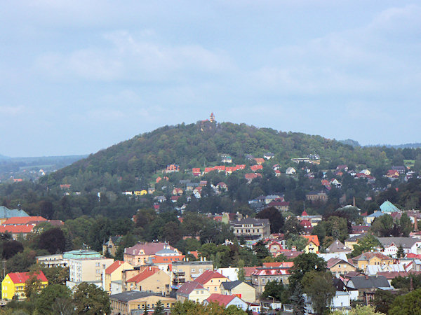 Pohled na Hrádek z Šibeničního vrchu.
