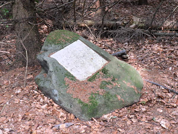 Lichtenštejnský pomníček na svahu pod Pětikostelním kamenem.