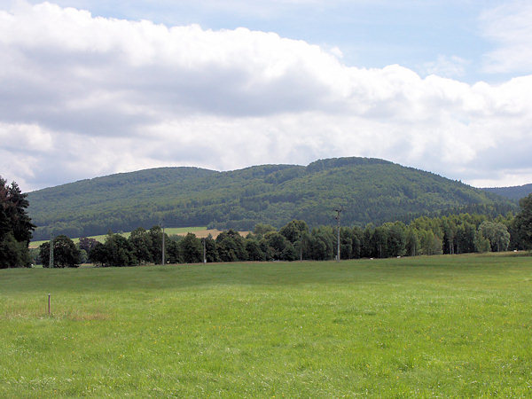 Pohled na hřeben Rohálu s Weberbergem od Jiřetína.