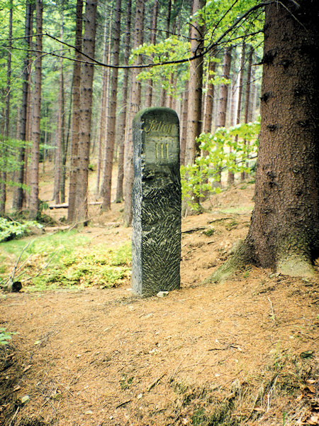 Starý lesní mezník v údolí Milířky byl někdy kolem roku 2010 ukraden.