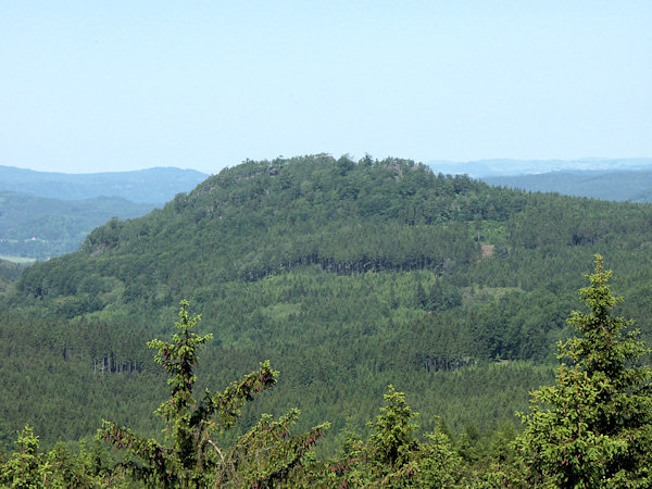 Celkový pohled na Malý Stožec od jihu.
