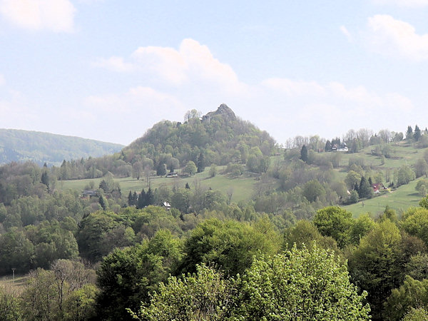 Celkový pohled na hradní skalisko Tolštejna od Křížové hory.