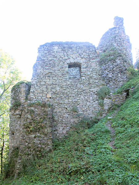 Zříceniny vedle bývalé vstupní věže.