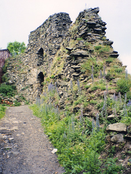 Hradba na severní straně hradu.