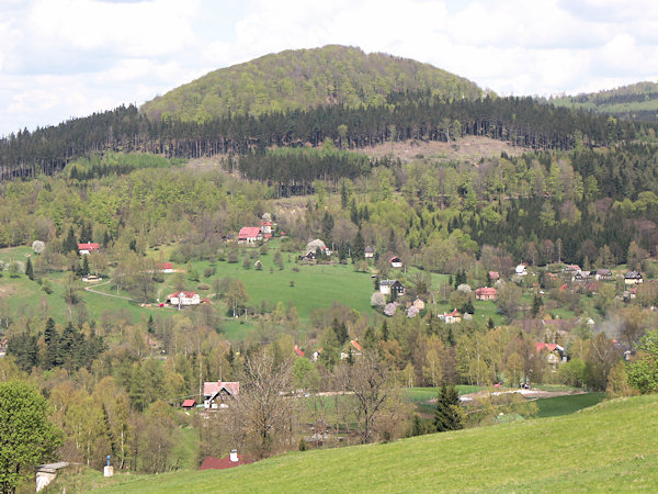 Pohled na Sokol z jihu přes údolí Kamenice.