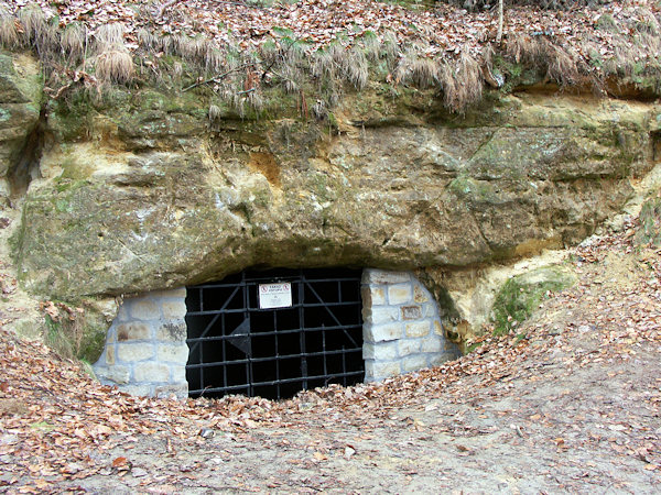 Vchod do jeskyně ve starém pískovcovém lomu.