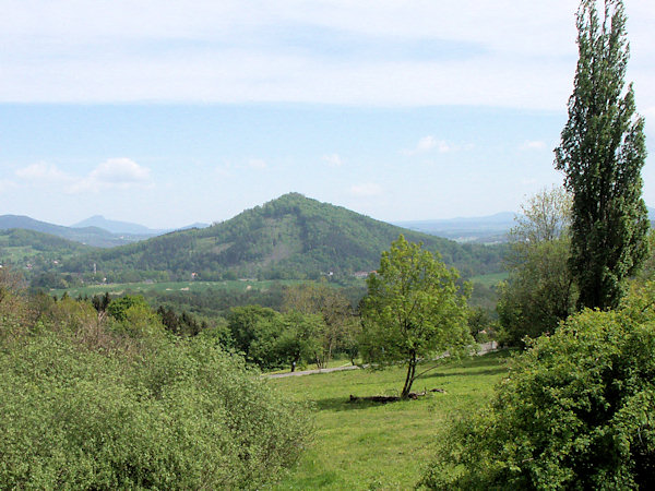 Pohled na Skalický vrch ze Slunečné.