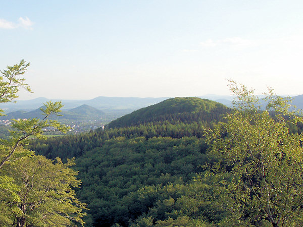 Pohled na Pramenný vrch ze svahu Klíče.