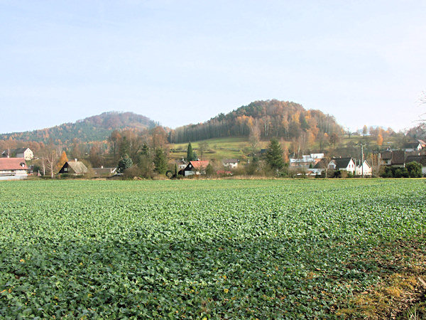 Pohled na dvojici kopců nad Radvancem: vpravo je Pomahačův vrch a v pozadí vlevo vrch Strážný.