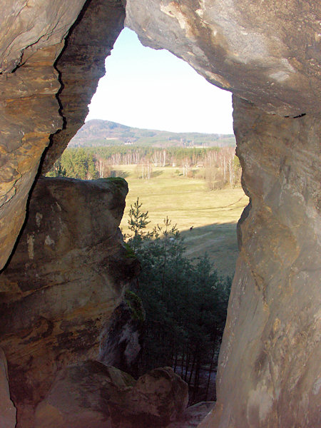Průhled skalním oknem z Liščí díry.