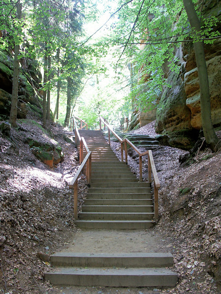 Treppe im verengten Teil der Schlucht unterhalb der Felsenkapelle