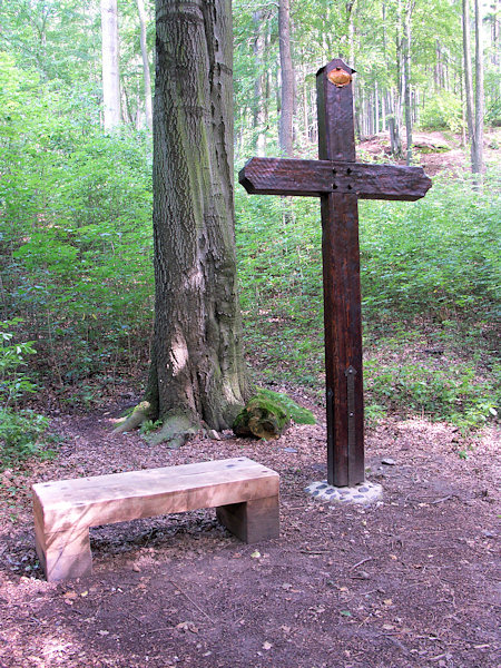 Kříž na začátku Modlivého dolu.