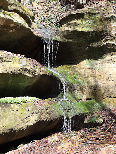 Vodopád spadá dolů přes tři skalní stupně.