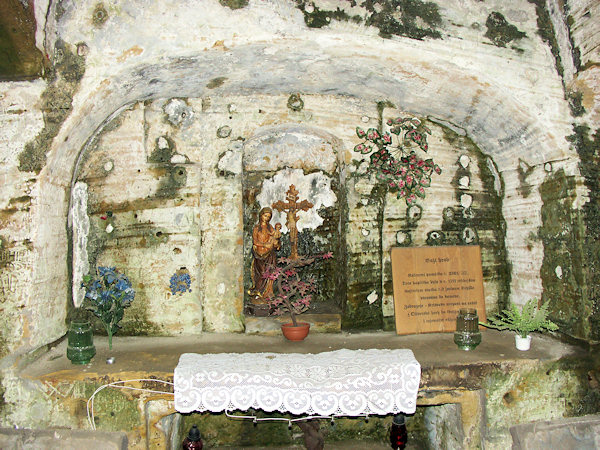 Oltář ve skalní kapli Božího hrobu.