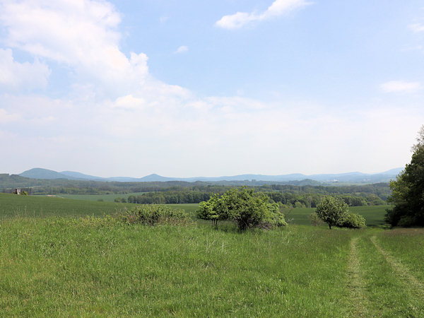 Výhled z úpatí Brnišťského vrchu k severu.
