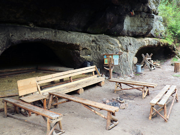 V prostorách podzemního lomu je dnes trampská osada Medvědí camp.