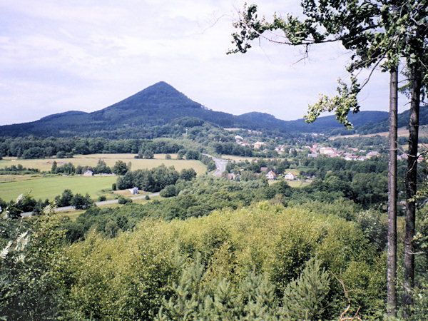 Aussicht vom Gipfel auf Svor (Röhrsdorf) mit dem Klíč (Kleis) im Hintergrund.