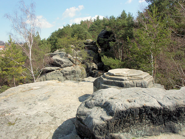 Aussichtspunkt auf dem Široký kámen (Breiter Stein) und die umliegenden Felsen.