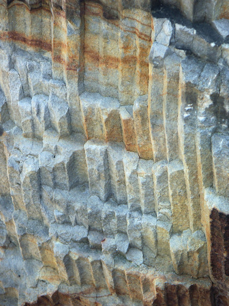 Detail pískovcových sloupečků.