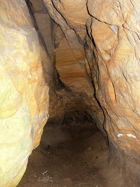 Vnitřek jeskyně v pískovcové skále.