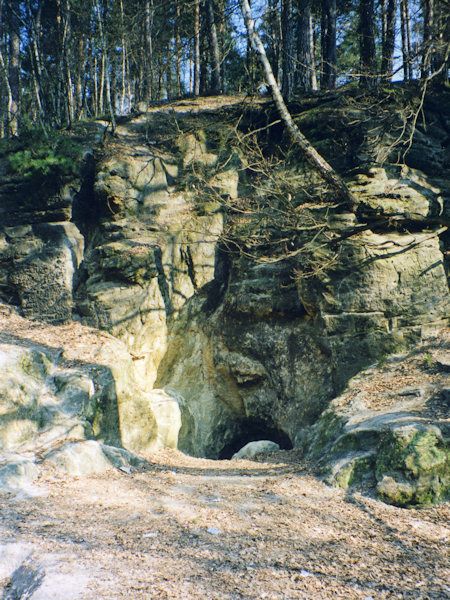 Felsen am Fusse des Berges mit einem Keller.
