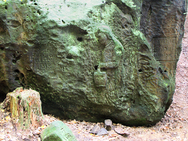Felsen mit dem Relief einer Bettlerin am Hange des Bouřný (Friedrichsberg).