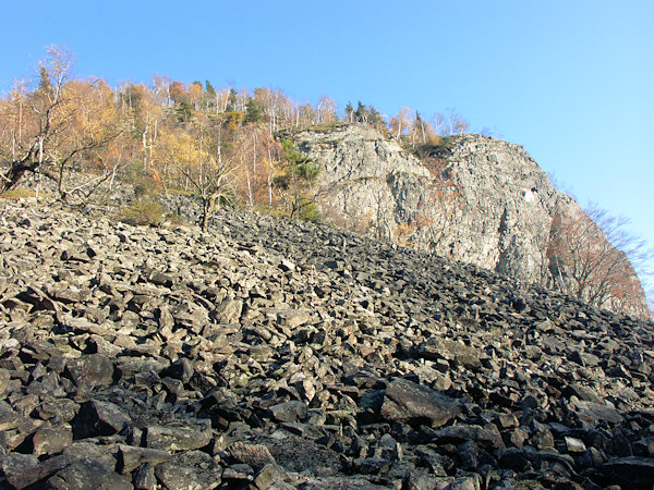 Kamenné moře na jihozápadním svahu hory.