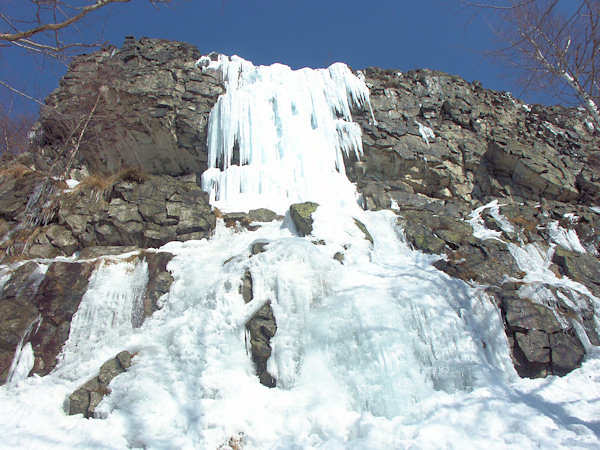 Na skalní stěně v přírodní rezervaci se v zimě tvoří ledopády.