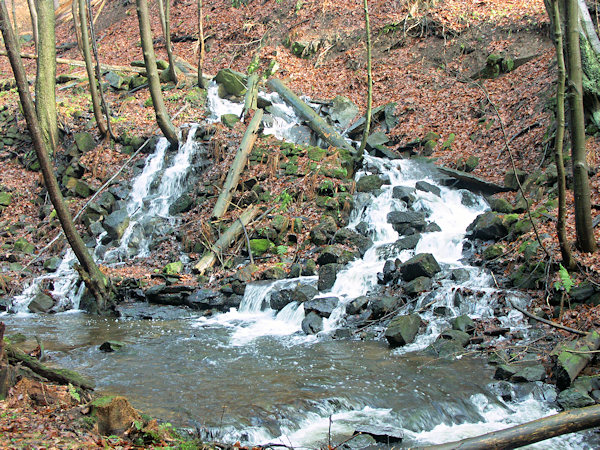 Der an der Unterbrechung des alten Wassergrabens entstandene Wasserfall.
