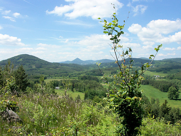 Výhled z Jeleního vrchu k západu. Vlevo je Zelený vrch, v pozadí Klíč.