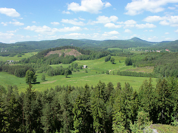 Blick vom Jelení vrch nach Nordwesten zum Lausche.
