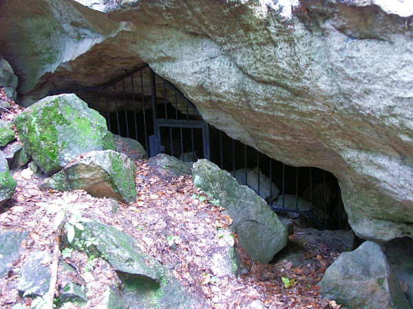 Vchod do jeskyně Kovárny na východním úpatí skalního masivu.