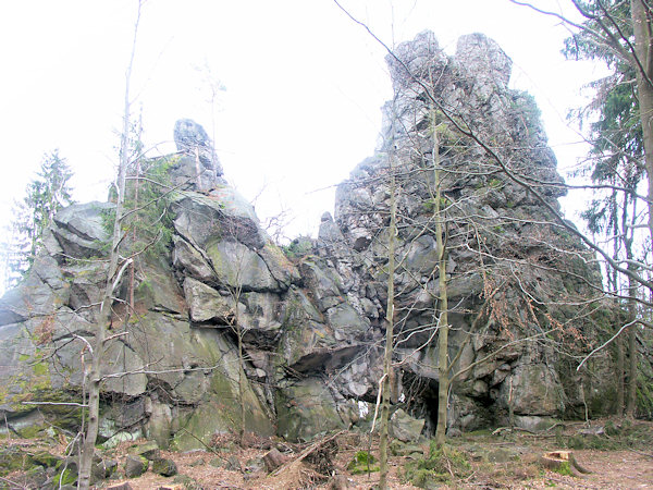 Das Nordende des Felskammes des Milštejn (Mühlstein) mit seinem höchsten Gipfel.