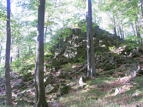 Einer der an der Südseite des Gipfelplateaus stehenden Felsen.