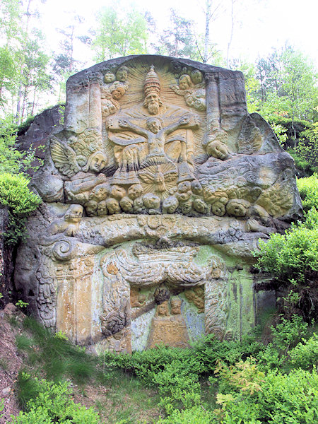 Reliéf Nejsvětější Trojice u bývalé osady Třídomí.