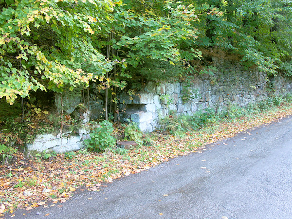 Reste der Grundmauern der Gaststätte Edelstein am Westfusse des Berges.