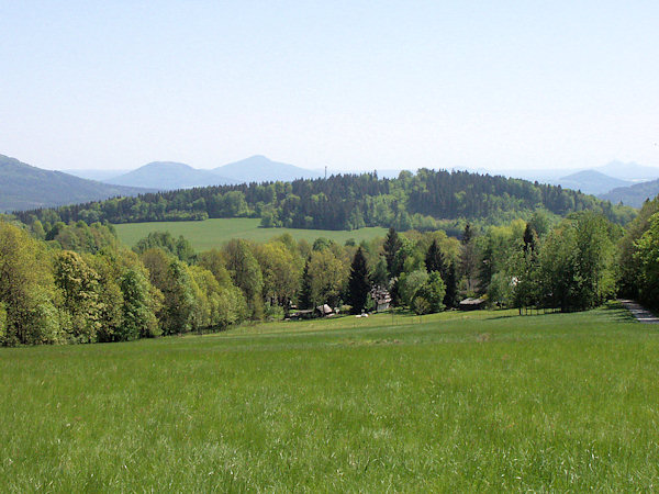 Blick auf den Kamenný vrch (Steinberg) vom Fuße der Luž (Lausche).