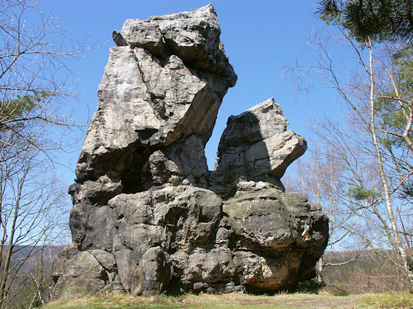 Der zweigipfelige Felsen Sokolík an der böhmischen Seite der Grenze.