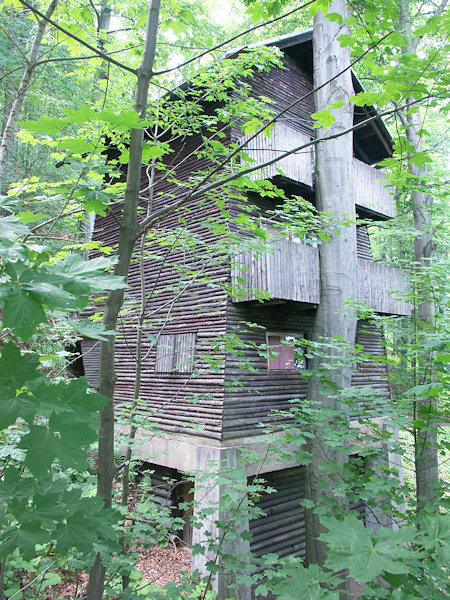 Pěkně udržovaná dřevěná věž bývalého skokanského můstku.